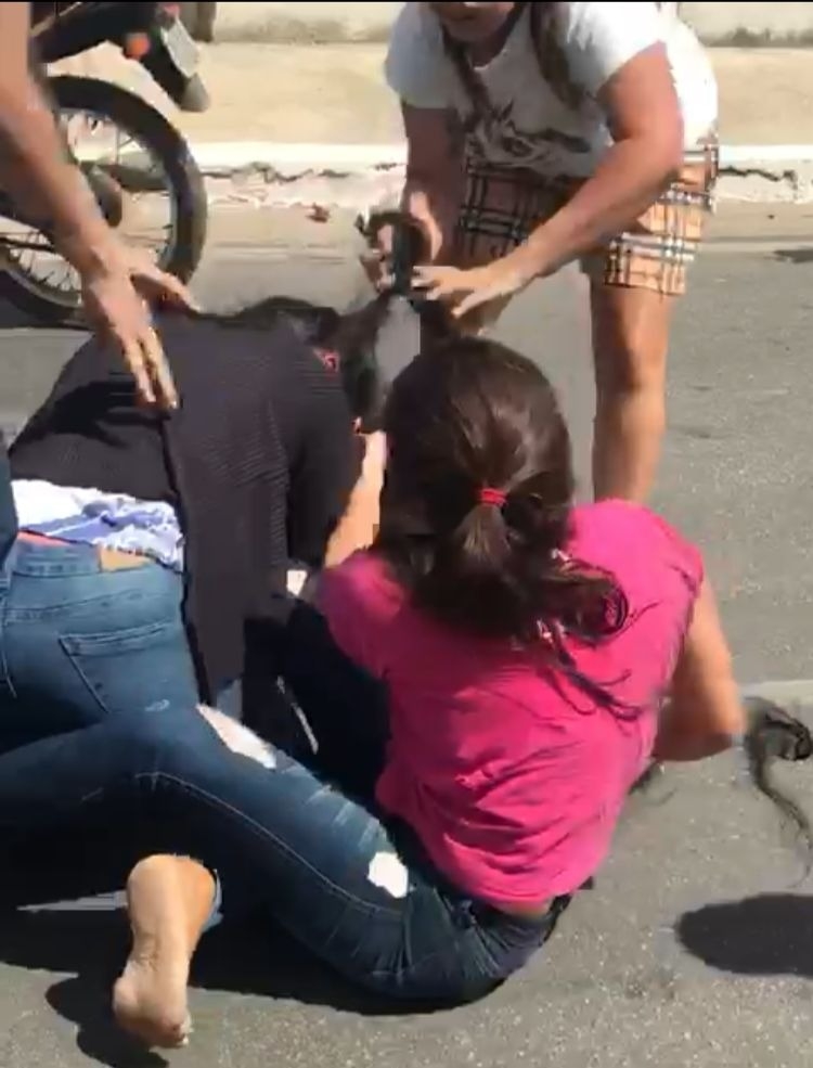 Vídeo: Confusão entre mulheres após descoberta de suposta traição é registrada em via pública no município de Sousa