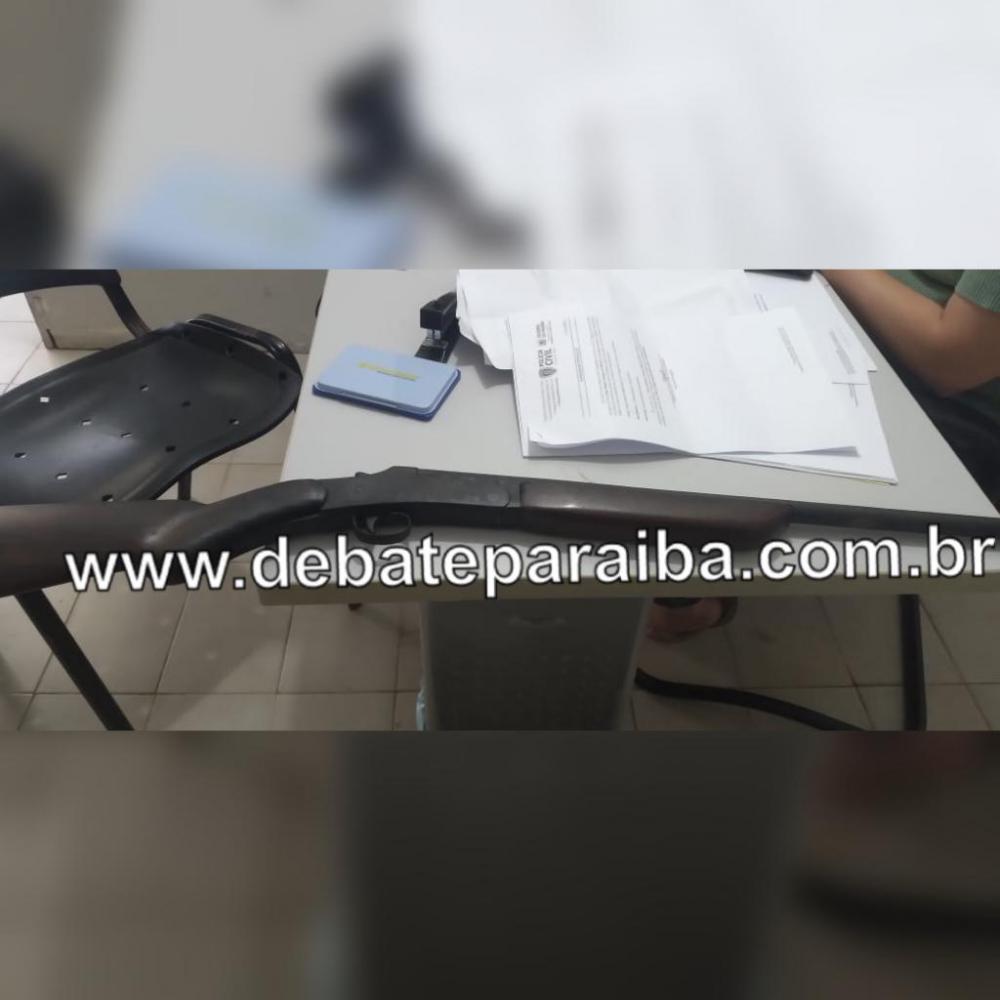 O homem recebeu voz de prisão e em seguida conduzido à delegacia de Polícia Civil e apresentado ao delegado de plantão (Foto: Debate Paraíba)