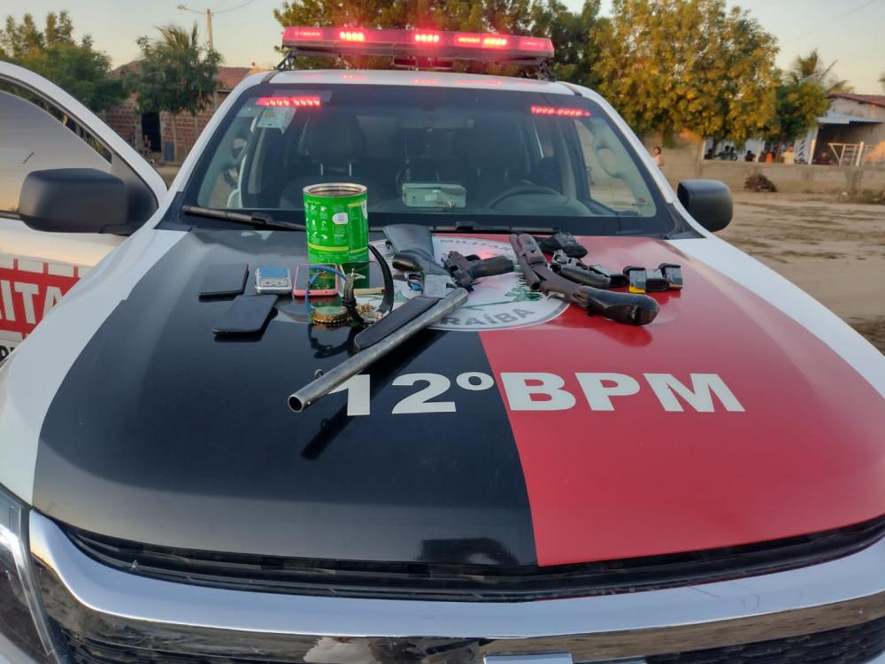 Posteriormente os homens foram levados à delegacia de Polícia Civil com o material apreendido (Foto: Reprodução)
