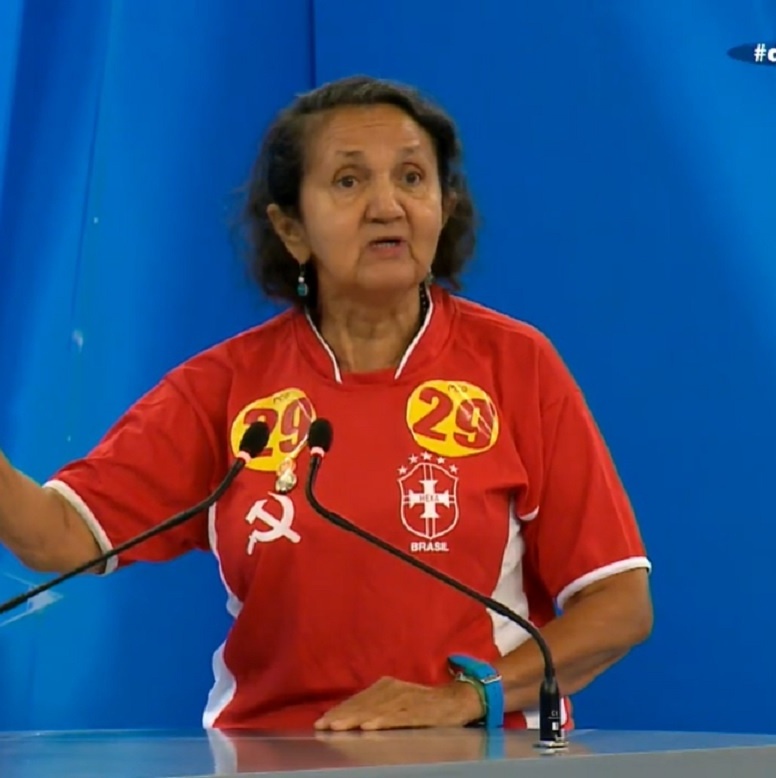 Durante o terceiro bloco do debate, o nome de Lourdes foi sorteado pelo apresentador, que pediu à candidata que se direcionasse ao púlpito. (Foto: Reprodução).