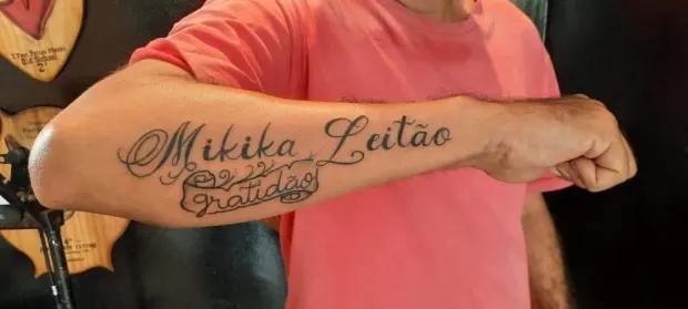 Tatuagem que Manoel fez em homenagem ao candidato a deputado federal, Mikika Leitão (Foto: Redes Sociais)