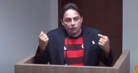 Desmoralização: Irmão do prefeito de Sousa, grita, intimida e coloca dedo na cara de vereador dentro da Câmara Municipal