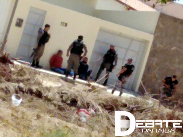 Após um período de negociações, os suspeitos se renderam e arremessaram as armas por cima do muro
