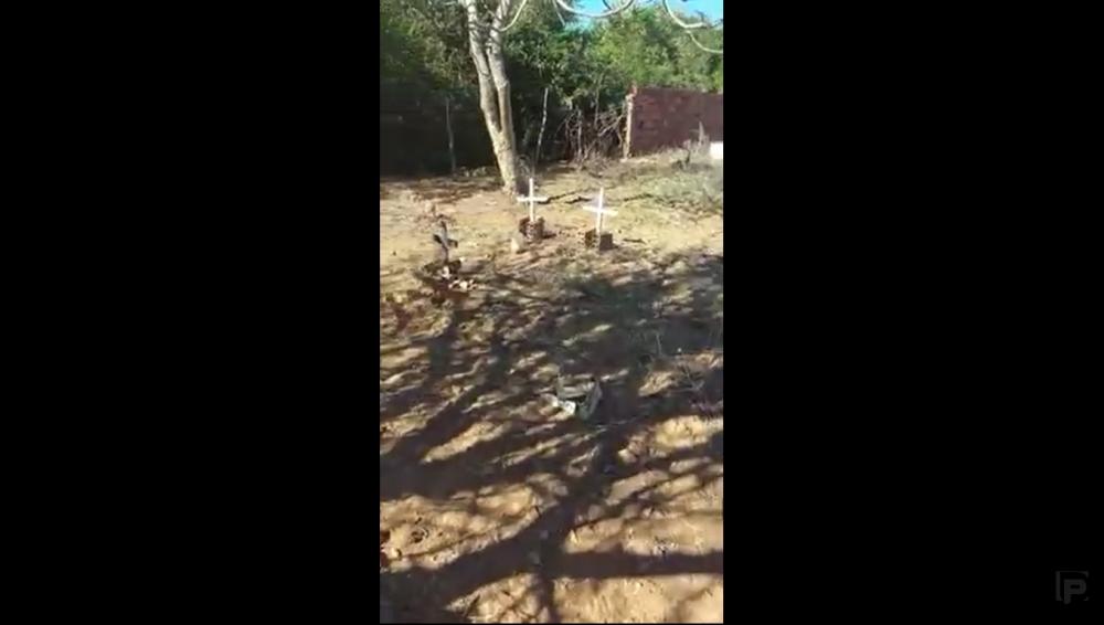 Moradores gravam vídeo mostrando o muro que caiu do Cemitério da Serra do Comissário (Foto: Reprodução/Debate Paraíba)