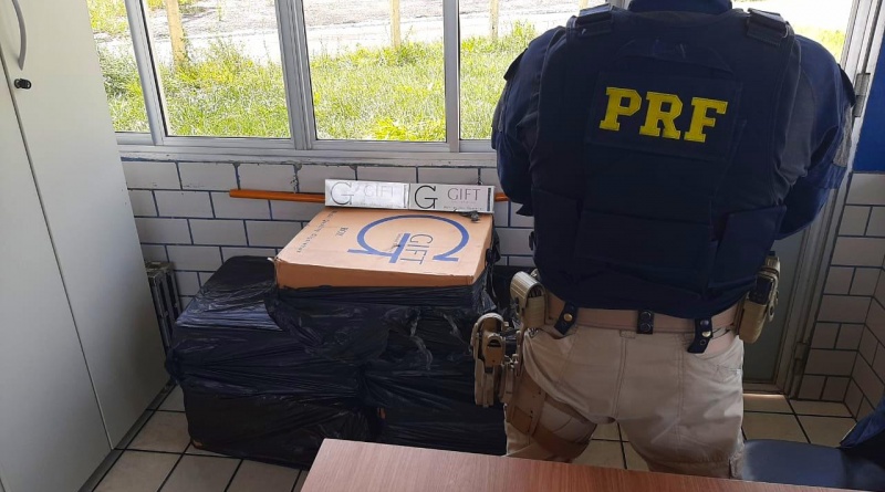 Os homens transportavam 2.500 maços de cigarro de origem paraguaia sem comprovação fiscal. (Foto Divulgação PRF).