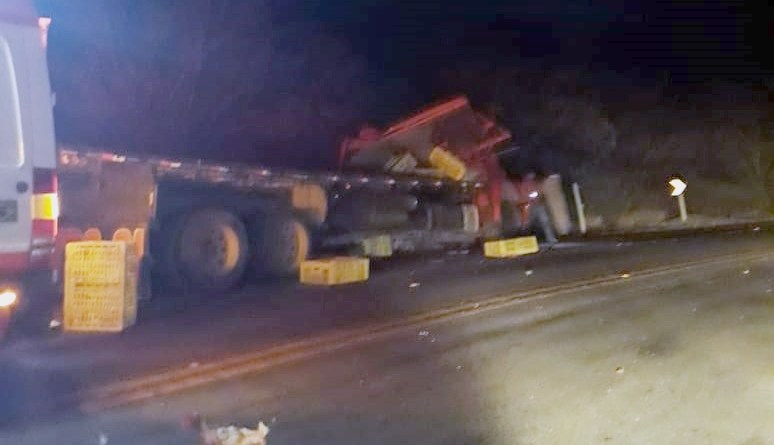 O motorista do veículo sofreu alguns ferimentos e recebeu o atendimento pré-hospitalar pela equipe de resgate (Foto Reprodução Portal Vale Notícias)