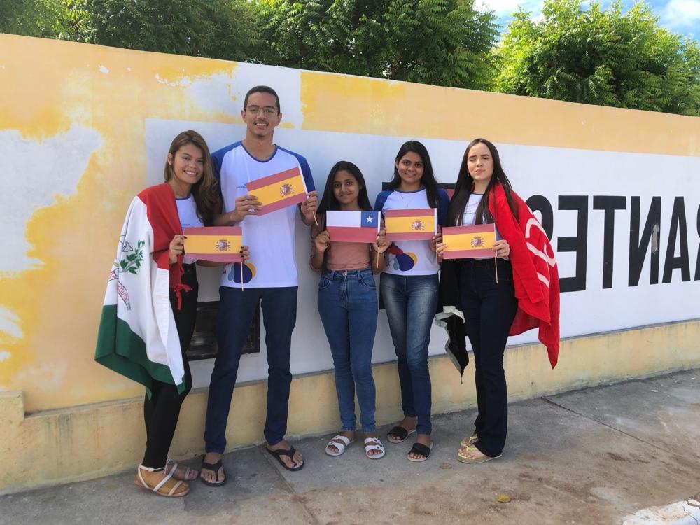 Os cinco estudantes do Lastro que foram aprovados para o intercâmbio (Foto: Divulgação)