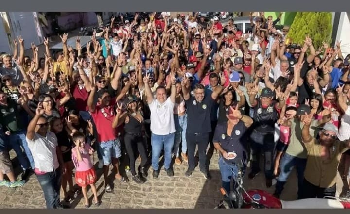 Leonardo Gadelha percorreu as ruas ouvindo as pessoas, recebeu carinho e apoio daqueles que reconhecem o trabalho como deputado federal. (Foto: Reprodução).