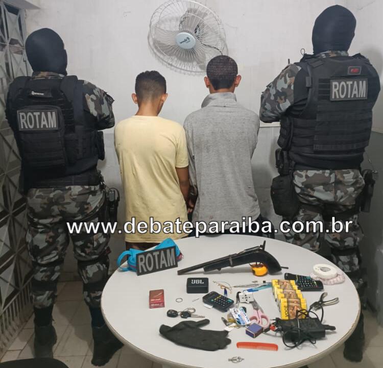 Os assaltantes chegaram ao estabelecimento a pé e sacaram uma arma de fogo. (Foto: Debate Paraíba).