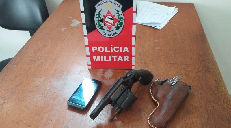 O acusado e a arma apreendida foram levados à delegacia de Polícia Civil, onde foram adotadas as medidas necessárias ao caso (Foto Divulgação PMPB)