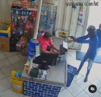 Momento em que os bandidos chegaram no mercadinho e anunciaram o assalto (Foto: Reprodução)