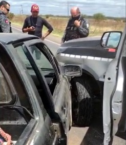 Felizmente no sinistro de trânsito ocorreu apenas danos materiais na viatura, nem os militares e os outros ocupantes do carro ficaram feridos (Foto: Reprodução Redes Sociais)