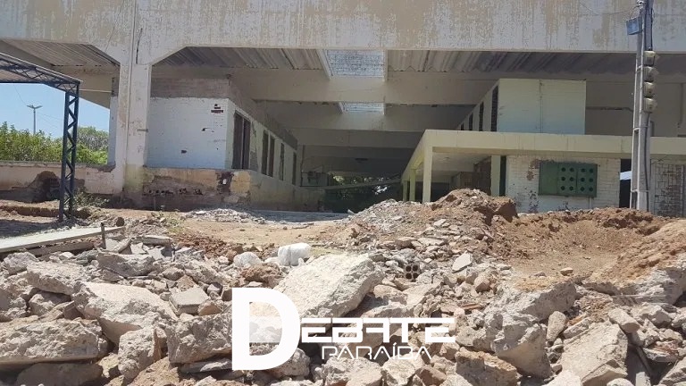 E ainda de acordo com as informações da placa de serviço, que está localizada na rodoviária, a empresa responsável pela conclusão dos serviços é a SC Construções e Serviços LTDA. (Foto: Debate Paraíba).