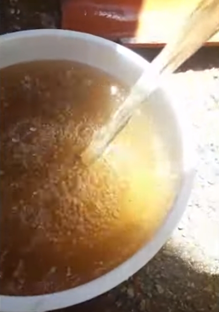 Imagens da água suja que os moradores do Núcleo II encontraram em suas torneiras (Foto: Reprodução/Debate Paraíba)