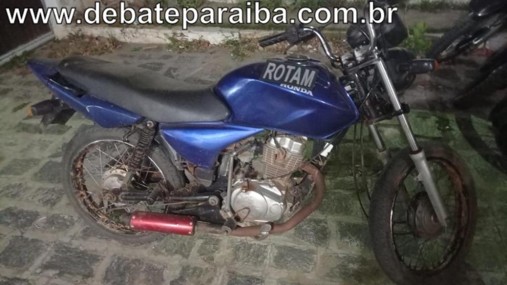 Diante do ocorrido, a moto apreendida e seu proprietário foram conduzidos à delegacia de Polícia Civil e apresentado ao delegado plantonista para serem realizados os procedimentos cabíveis (Foto: Debate Paraíba)