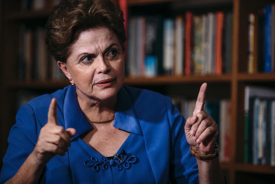 Na estampa das bandeiras estava o rosto de Dilma e Alexandre Padilha, o qual concorreu ao cargo de governo de São Paulo. (Foto: Reprodução).