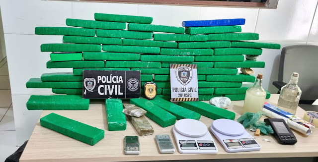 Foi possível apreender cerca de 42 kg de maconha prensada, crack, balanças de precisão e maquineta de cartão (Foto: Reprodução)