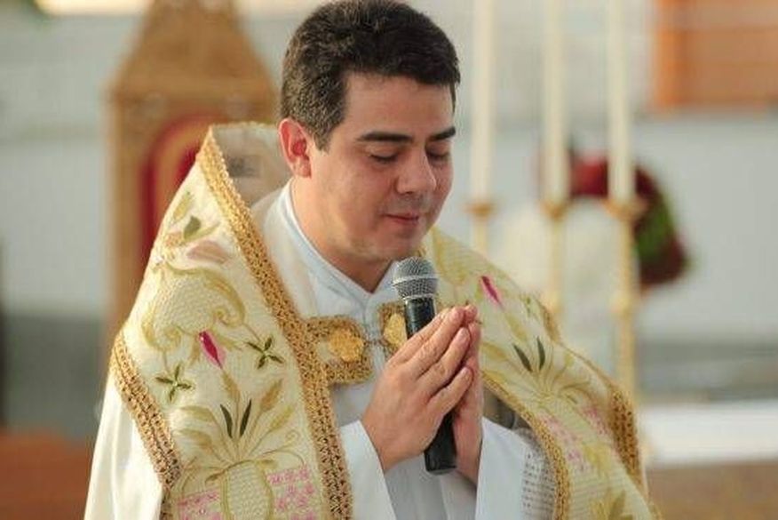 Alvo principal da Operação Vendilhões, deflagrada na última sexta-feira (21), padre Robson é investigado por crimes de apropriação indébita, lavagem de dinheiro, falsificação de documentos, sonegação fiscal e associação criminosa. (Foto: Reprodução)