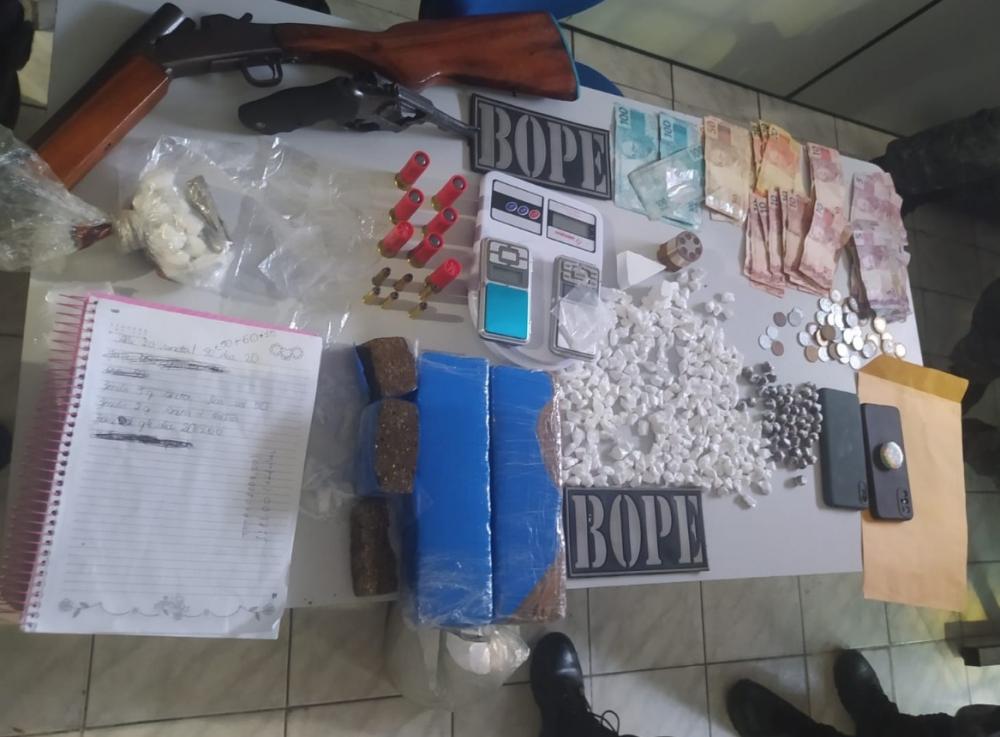 Posteriormente, os presos e o material apreendido foram levados à delegacia de Polícia Civil e apresentados a autoridade policial judiciária (Foto: Reprodução)