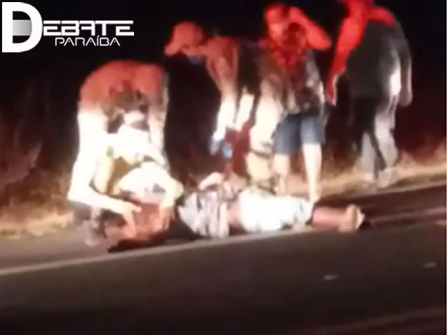 Equipes do SAMU e Corpo de Bombeiros foram mobilizadas para prestarem socorro, sendo que o condutor da moto estaria em estado gravíssimo. (Foto: Reprodução Redes Sociais).