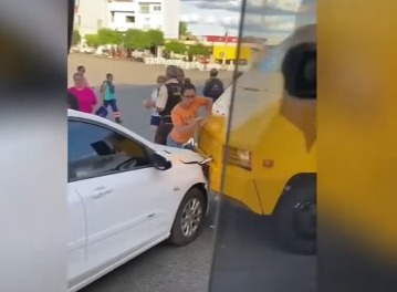 Diante do ocorrido, a Polícia Militar foi acionada e compareceu ao local do sinistro de trânsito para adotar os procedimentos necessários a ocorrência (Foto: Reprodução Diamante Online)