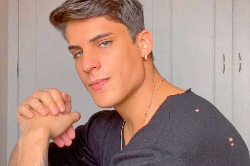 Após anunciar que estava deixando o Instagram, o modelo surgiu amassando várias notas de 100 reais em um vídeo nos Stories, afirmando que tratava-se de “dinheiro sujo”. (Foto: Reprodução).
