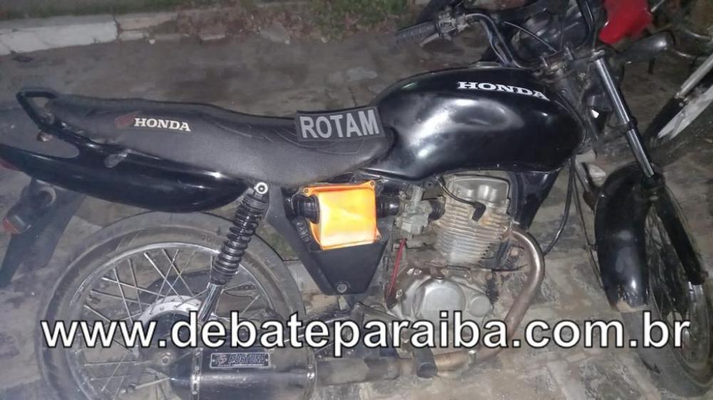 Diante dos fatos, foi solicitado o apoio de uma guarnição do Pelotão de Trânsito, sendo o suspeito e a moto apreendida conduzidos à delegacia de Polícia Civil (Foto: Reprodução)