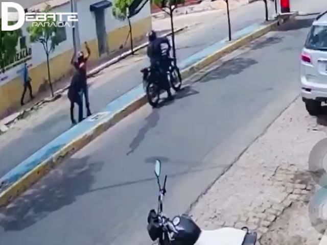 Após o roubo praticado, a dupla foragiu tomando destino incerto em alta velocidade. (Foto Reprodução Redes Sociais).