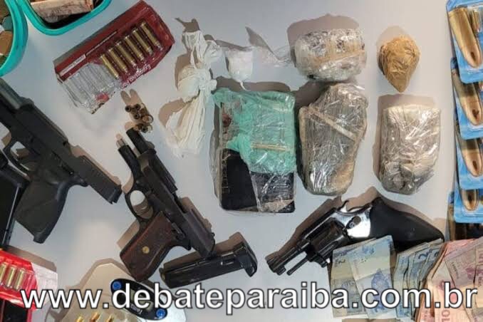 Após serem capturados, os presos foram conduzidos à Central de Polícia Civil em Cajazeiras juntamente com o material (Foto: Reprodução)