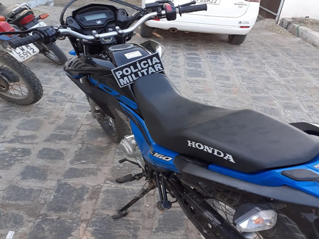A motoneta foi rebocada à delegacia de Polícia Civil, e após os procedimentos de praxe foi devolvida ao verdadeiro proprietário (Foto Divulgação Polícia Militar)
