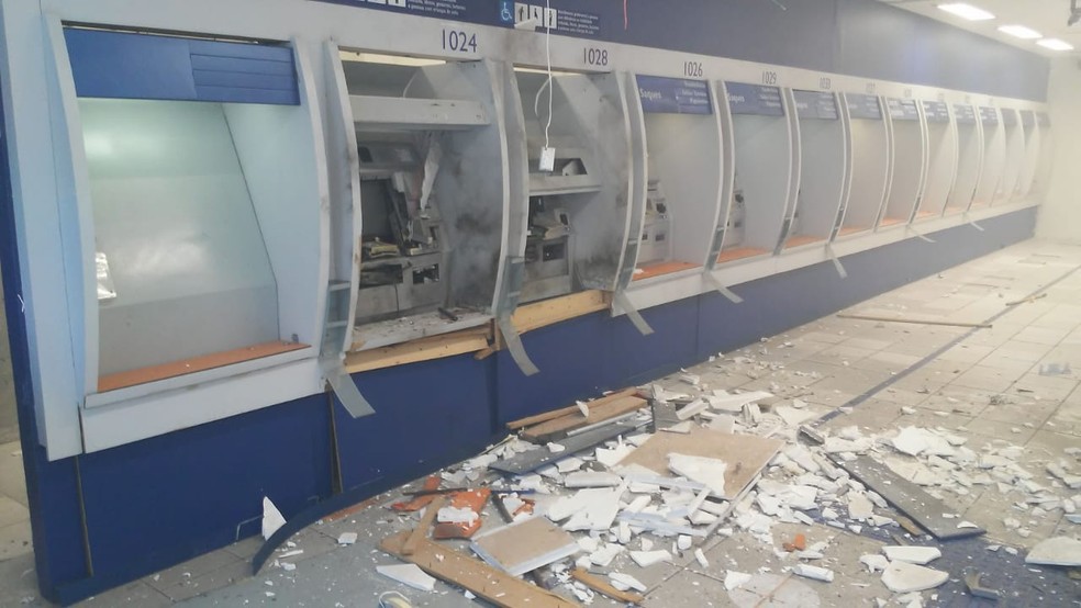 Dois caixas eletrônicos foram explodidos em agência bancária na Beira Rio, em João Pessoa — Foto: Antônio Vieira/TV Cabo Branco