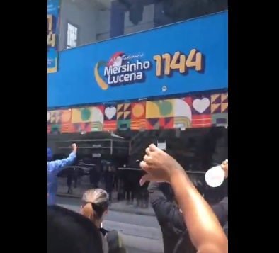 Enfermeiros fazem protesto com vaias em frente ao comitê de Mersinho Lucena, filho do prefeito de João Pessoa