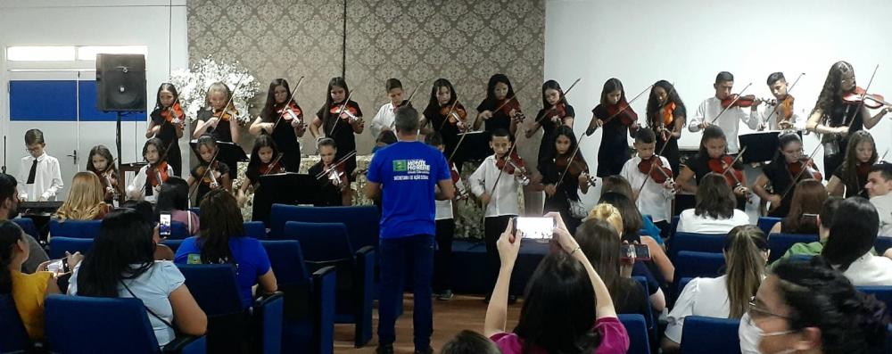 o Grupo de Violinistas do Serviço de Convivência e Fortalecimento de Vínculos de Monte Horebe se apresentando na Centro Universitário Santa Maria, de Cajazeiras (Foto: Divulgação)