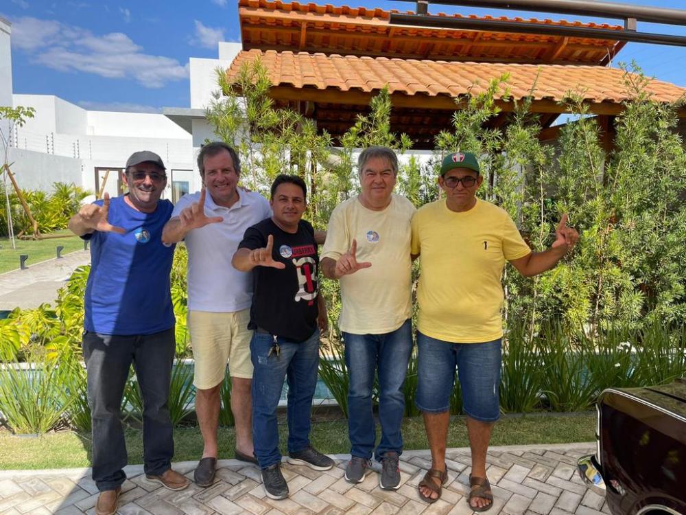 Dias após levar ‘dedada’ do irmão do prefeito de Sousa, vereador muda pela 3ª vez de candidatos e passa a integrar o grupo de Fábio Tyrone
