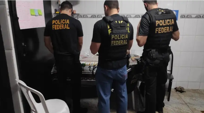 Carro com mais de R$ 173 mil e material de campanha de João Azevêdo é preso pela Polícia Federal na BR-230