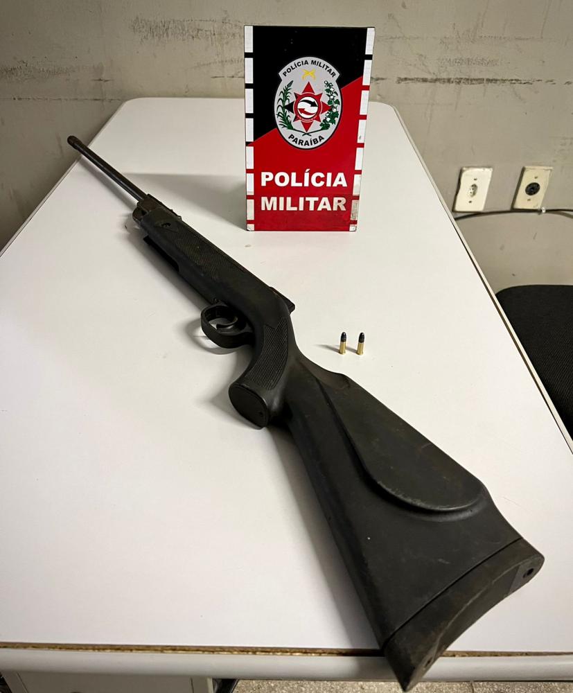 O acusado, juntamente com a arma de fogo e munições apreendidas, foi conduzido à Delegacia de Polícia Civil da cidade de Teixeira (Foto: Reprodução PMPB)