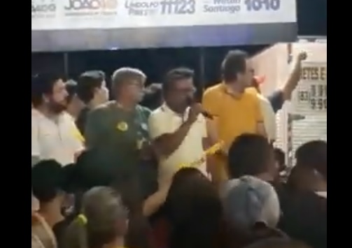 Ovos são arremessados durante comício em Sousa. (Foto: Reprodução).