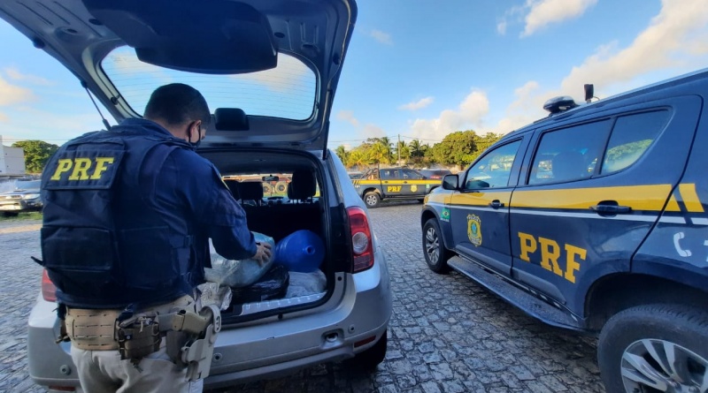 A droga, que estava no porta-malas do veículo, saiu de Recife e seria entregue na capital paraibana Foto Divulgação (PRF)