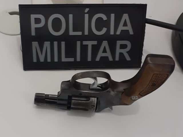 Uma guarnição esteve no local, onde ao ser feita uma busca no suspeito foi encontrado em sua posse um revólver calibre 32. (Foto: Divulgação Polícia Militar).