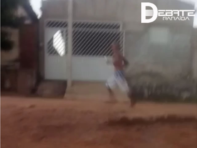 Momento em que um dos envolvidos foge pelas ruas com a faca na mão. (Foto Reprodução Redes Sociais)