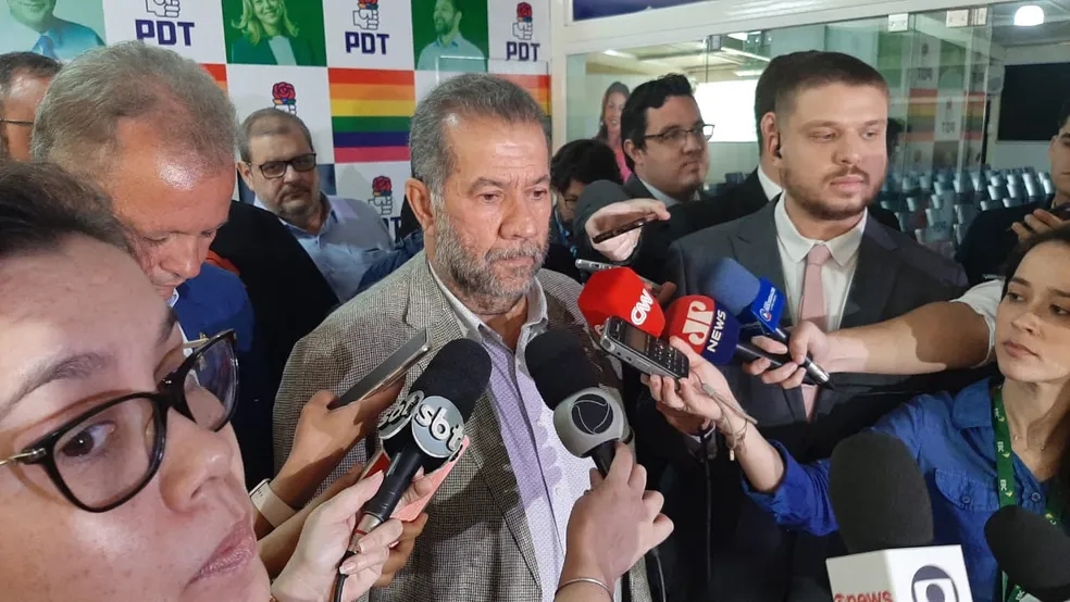 O presidente do PDT, Carlos Lupi, anuncia apoio do partido a Lula no segundo turno das eleições. — Foto: Luiz Felipe Barbiéri/g1