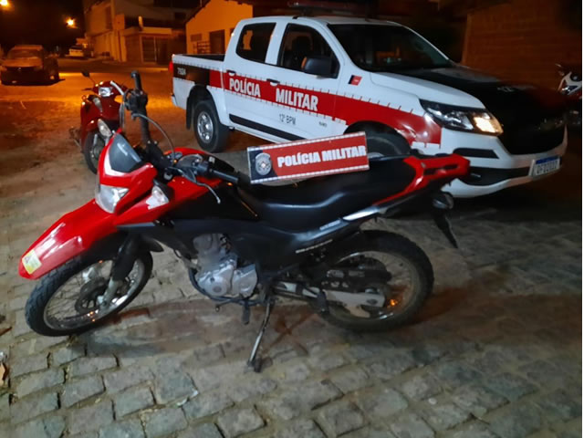 A motocicleta foi rebocada à delegacia de Polícia Civil para serem adotadas as medidas que requer o caso. (Foto: Divulgação PMPB)
