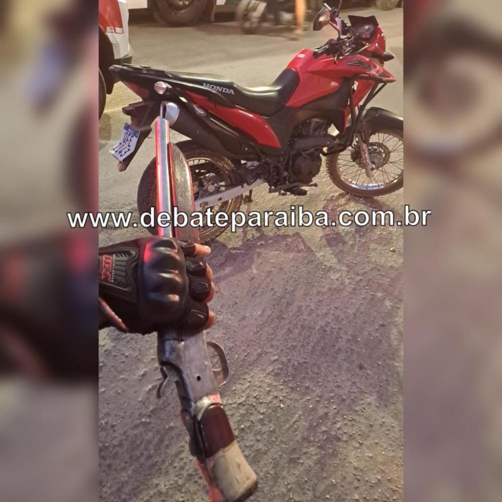 Ao ser feita a abordagem, foi encontrado em posse do garupa uma espingarda calibre 20 (Foto: Reprodução)
