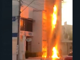 No local, felizmente não teve pessoas feridas e foi feito o isolamento da área até a chegada da equipe da energisa (Foto: Reprodução Redes Sociais)