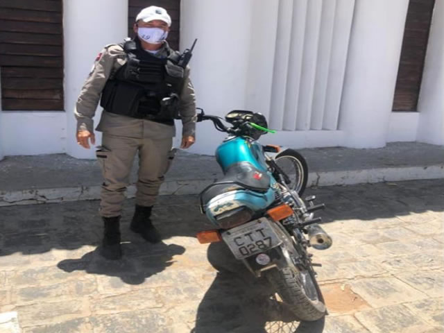 A moto e o suspeito foram encaminhados à delegacia de Polícia Civil, onde foram adotadas as medidas necessárias que requer o caso. (Foto: Divulgação PMPB).