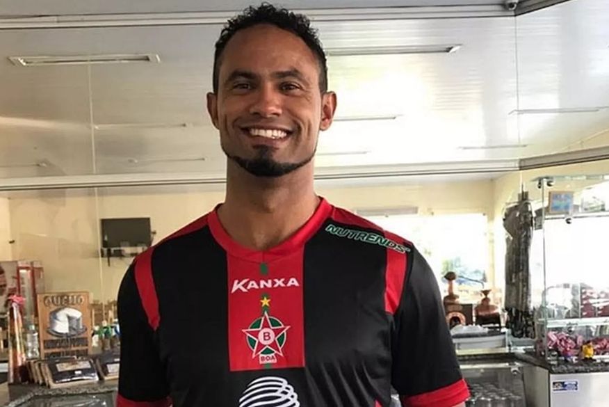 O jogador, que está usando o equipamento desde sexta-feira (4), inicialmente havia sido impedido de retirar o adereço durante as atividades profissionais. (Foto: Reprodução).