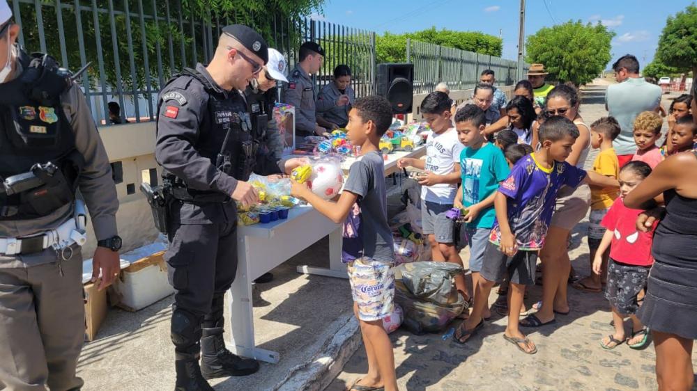 Ao término da ação social, a população saldou os profissionais com aplausos e a tradicional continência, demonstrando gratidão (Foto: Reprodução)