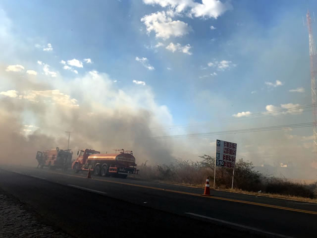 Após algumas horas, as chamas foram cessadas e o fogo controlado. (Foto: Blog do Ângelo Lima).