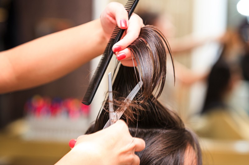 Quem tiver mais de 10 cm de cabelo para cortar e doar à campanha pode se inscrever - Coka//Stock Adobe