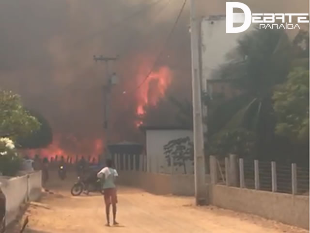 Crianças e idosos ficaram bastante assustados com a grande quantidade de fogo e fumaça que se aproximava de residências próximas as queimadas. (Foto Reprodução Redes Sociais).